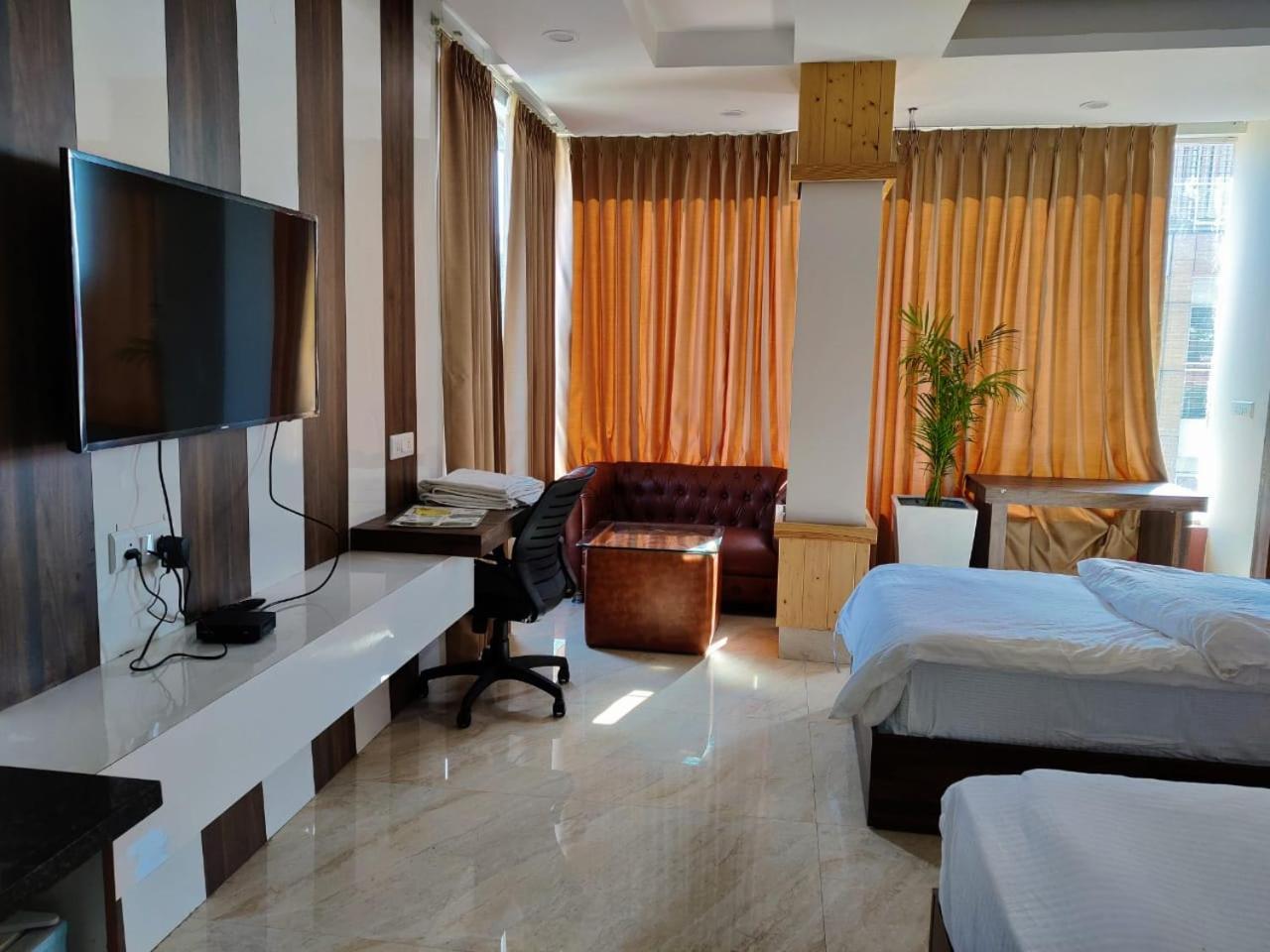 Hotel Maira Dehradun Extérieur photo