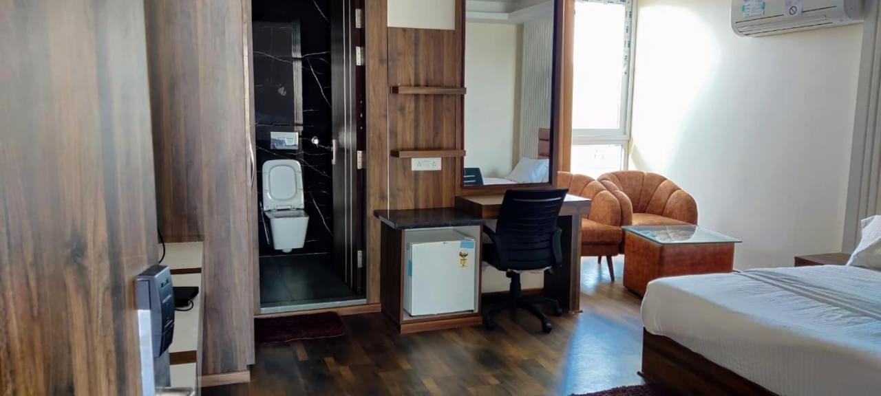 Hotel Maira Dehradun Extérieur photo